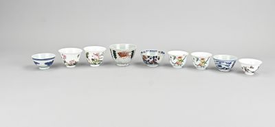six tasses ornées de motifs et de dessins variés, posées sur un fond gris
