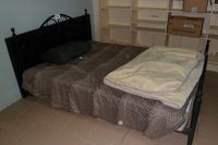 1 lit en métal avec matelas et 1 oreiller de +/- 170 cm de l… (photo 2)