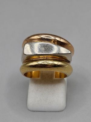 un gros plan d'une bague composée de trois couleurs différentes d'or et d'argent