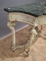 Console en bois laqué crème et doré à plateau de marbre. (photo 4)