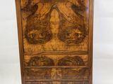 une ancienne commode en bois avec un plateau en marbre