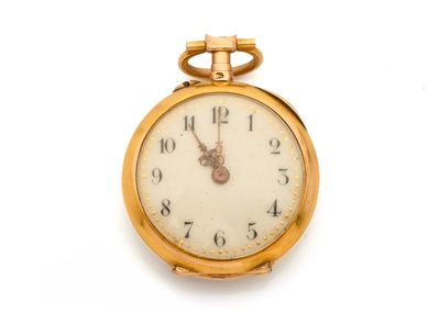 une montre de poche en or sur fond blanc
