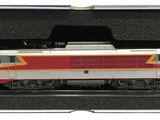 un petit train dans une boîte posée sur une surface blanche