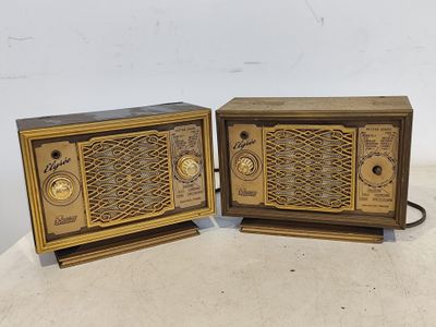 une paire de radios vintage avec une finition en laiton et des panneaux en bois