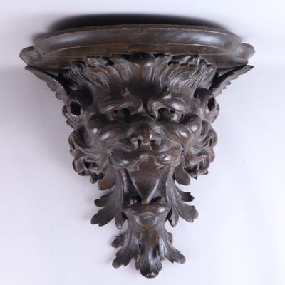 une image montrant un gros plan d'une tête sculptée sur un mur