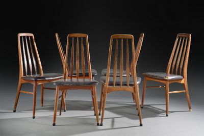 trois chaises en bois placées les unes à côté des autres sur une surface grise