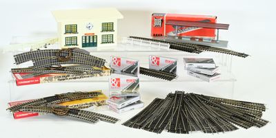 beaucoup de rails de train et une boîte de rails de train