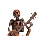 figurine représentant un squelette jouant du luth