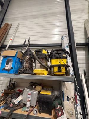 de nombreux outils différents sur les étagères du garage