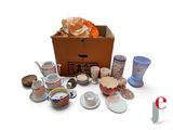 une boîte remplie de tasses et de soucoupes de toutes sortes
