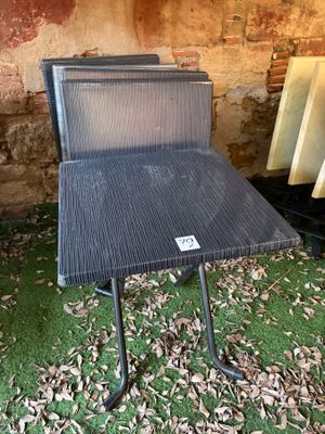 Un lot de 7 tables pliantes d'extérieur.
