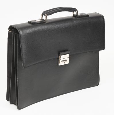 porte-documents en cuir noir sur fond blanc, avec une découpe au niveau de la poignée