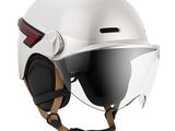un gros plan d'un casque avec des lunettes de protection sur fond blanc