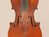 un vieux violon avec un dos et un archet en bois sur fond blanc
