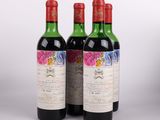 trois bouteilles de vin rouge posées côte à côte sur une table