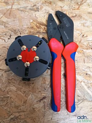 une paire de pinces posée sur un morceau de bois
