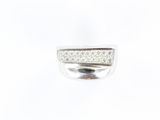 gros plan d'une bague en diamant sur fond blanc