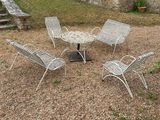 une table et des chaises au milieu d'une aire en gravier