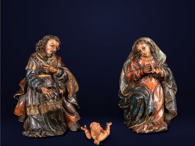 deux statues représentant un homme et une femme assis l'un à côté de l'autre