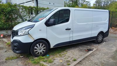 une camionnette blanche garée sur le parking