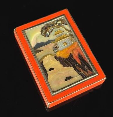 une boîte rouge sur laquelle figure l'image d'un homme et d'une femme