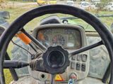 le volant d'un tracteur dans un champ