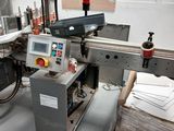 une photo d'une machine qui se trouve dans un entrepôt