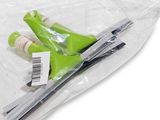 une paire de ciseaux dans un sac en plastique posé sur une surface blanche