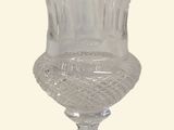 un vase en verre posé sur un support