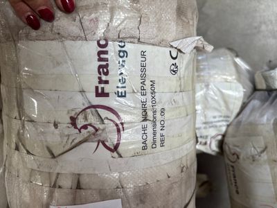 une personne tenant un rouleau de tissu à la main