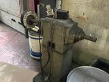 une machine posée sur le sol d'une pièce