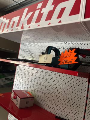 une étagère rouge sur laquelle est accrochée une pancarte, dans un magasin