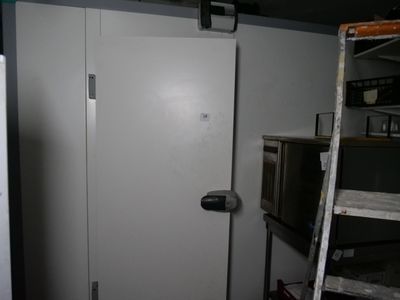 une échelle appuyée contre une porte blanche dans une pièce