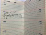 un bloc-notes sur lequel figure une liste de dates