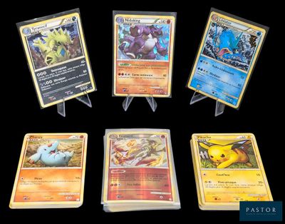 Plusieurs cartes Pokémon sont alignées les unes à côté des autres sur un fond noir.
