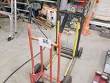 un homme debout sur une charrette dans le garage