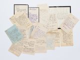 une pile de vieux papiers sur lesquels il y a des inscriptions