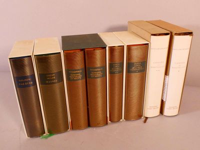 plusieurs livres sont alignés sur une surface blanche