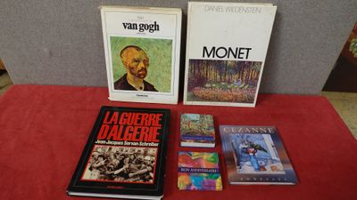 trois livres posés sur une table recouverte d'une nappe rouge et d'une nappe rouge