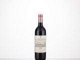 une bouteille de vin rouge posée sur une table