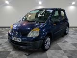 la photo d'une petite camionnette bleue garée dans un garage