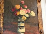 une peinture de fleurs dans un vase accrochée au mur