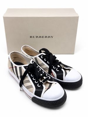 baskets Burberry noires et blanches avec des lacets noirs