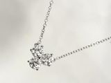 un collier en argent orné d'une fleur en diamant