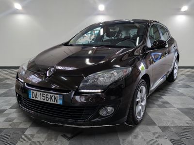 la photo d'une voiture noire garée dans un garage