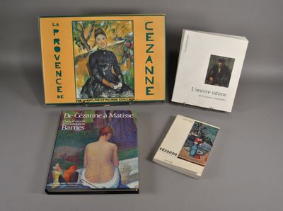 trois livres sont posés sur une table à côté d'une boîte remplie de livres