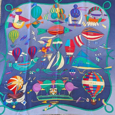 une image représentant une écharpe colorée ornée de montgolfières