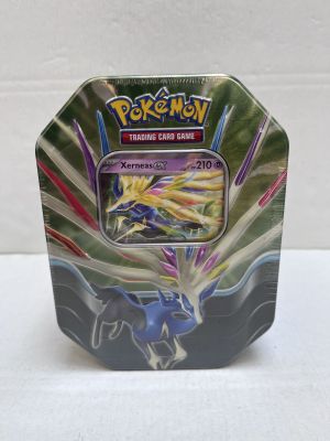 un gros plan sur une boîte de cartes à collectionner Pokémon posée sur une table