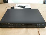 un gros plan d'un lecteur DVD posé sur une table