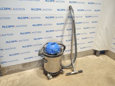 un aspirateur posé par terre devant un mur